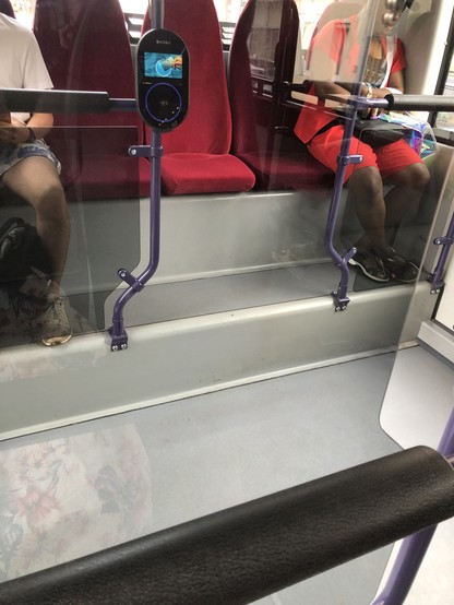 Arrière d'un bus Teor à Rouen, avec que des sièges en mode banc